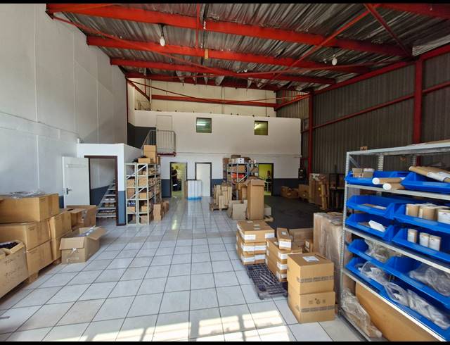 192M² WAREHOUSE TO LET IN JET PARK